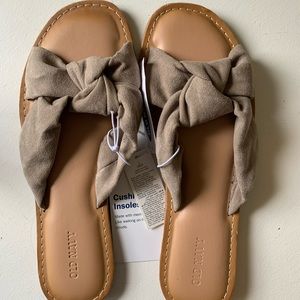 Nude slip on sandals / flip-flops